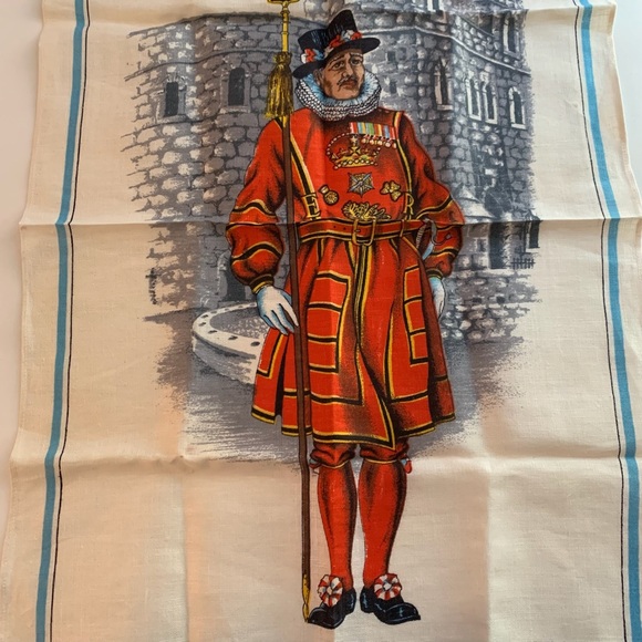 Lamont Linen Dish Kitchen Towel Beefeater Guard Ireland Souvenir Collectible - Picture 2 of 5